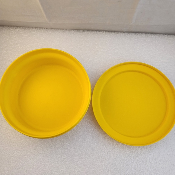 Set of 2 Vtg Tupperware Seal 'N Serve Yellow Bowls - Picture 6 of 13